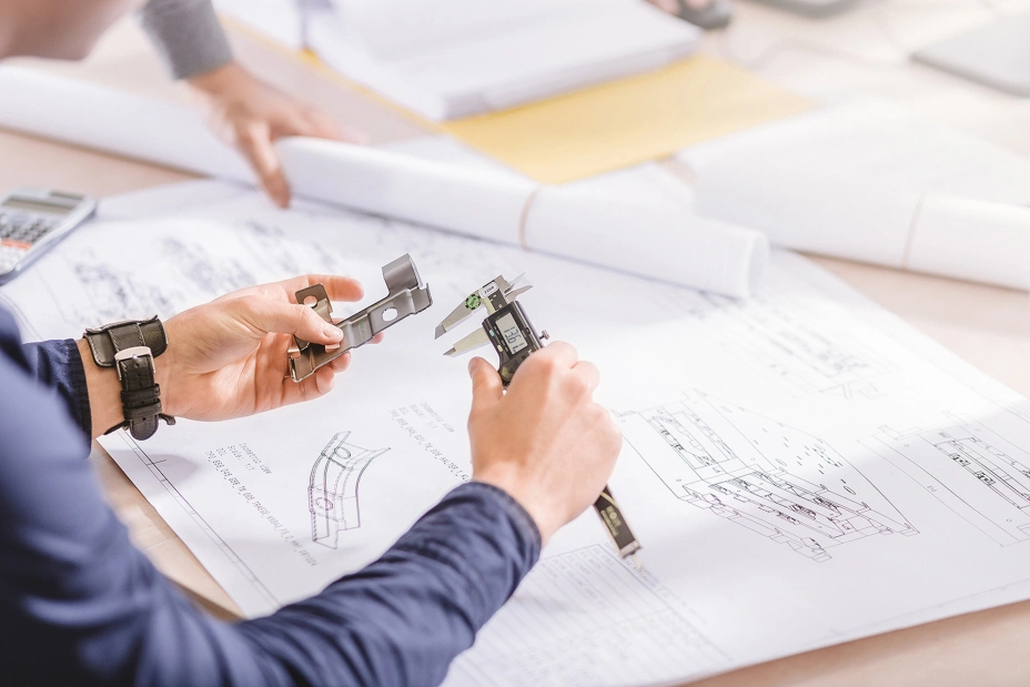 professional sliding scale in the hands of a TIYO CAD specialist