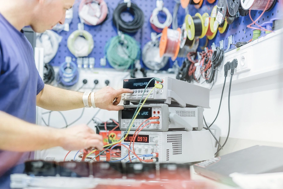 accurate measurement of low-current electronics using professional instruments