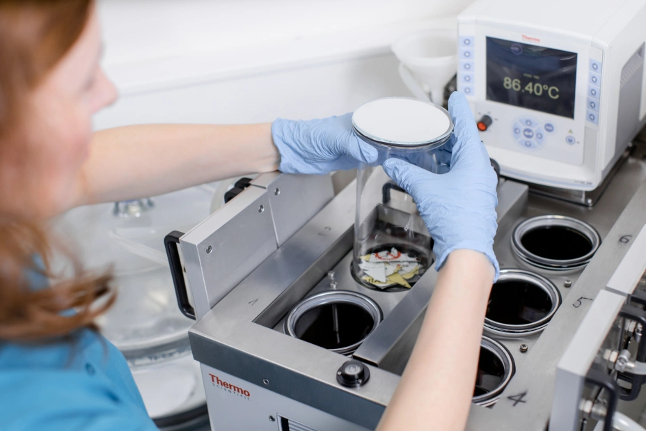sample insertion when testing the emission characteristics of parts