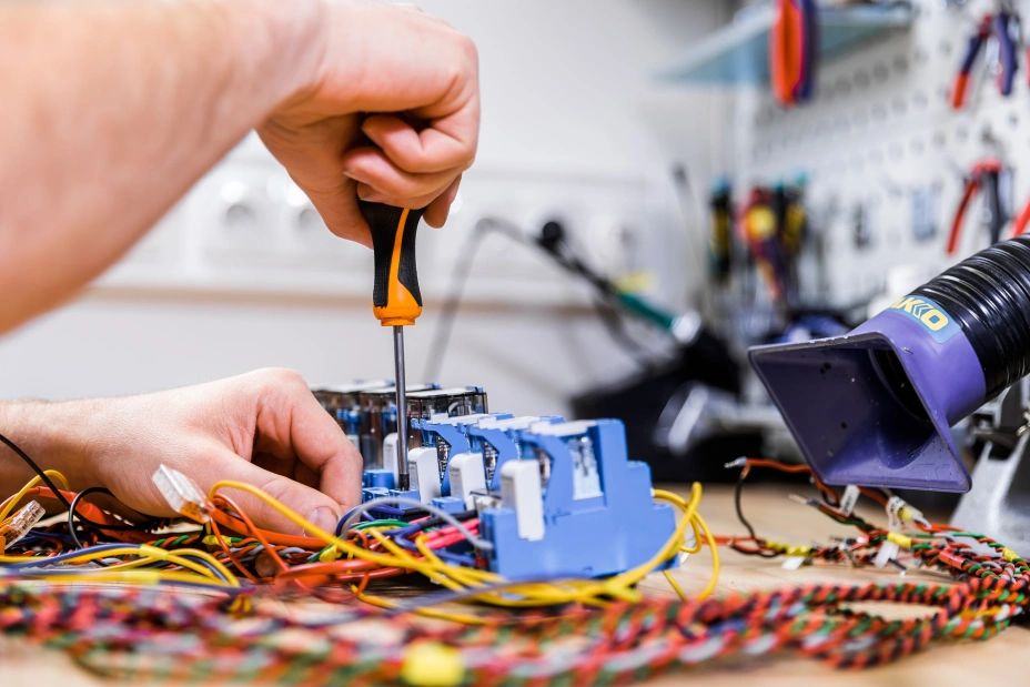 wiring connections for low-current electronics tests in the TIYO laboratory