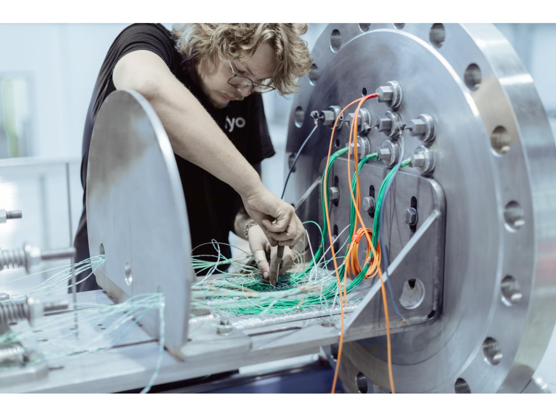 TIYO specialist in the battery thermall runaway gas measurement section of the TIYO laboratory