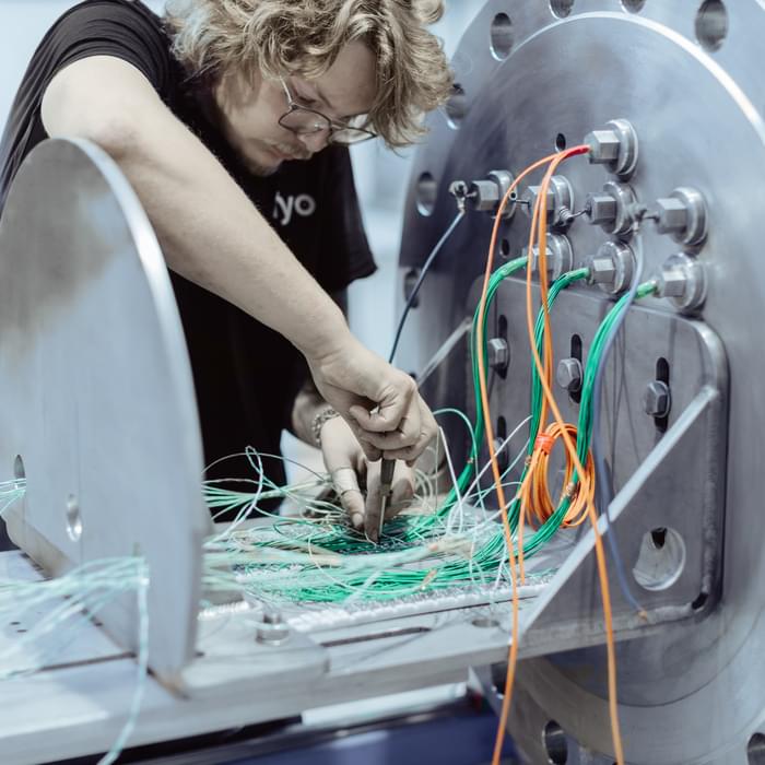 TIYO specialist in the battery thermall runaway gas measurement section of the TIYO laboratory