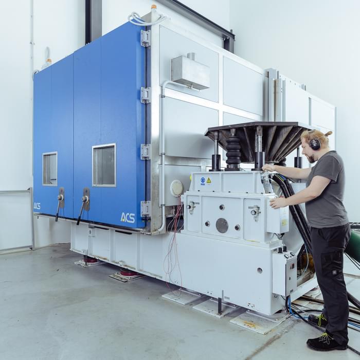 TIYO specialist works with the climate chamber during vibration tests