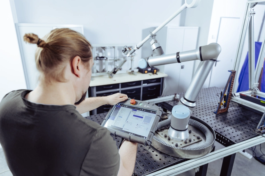 Specialist analyses data in environmental tests in the TIYO laboratory