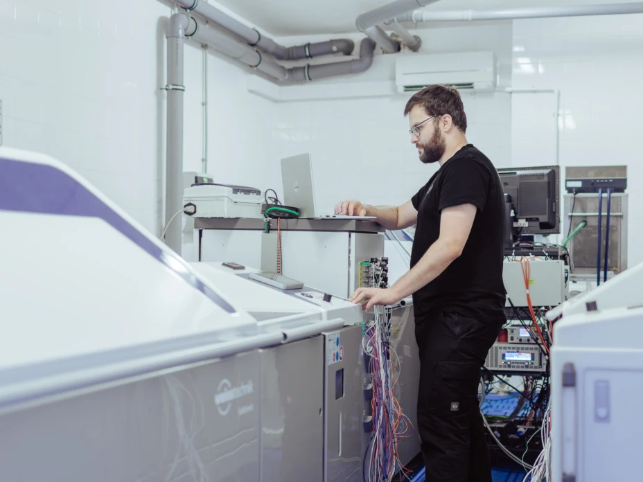 TIYO specialist in the corrosion testing part of the laboratory
