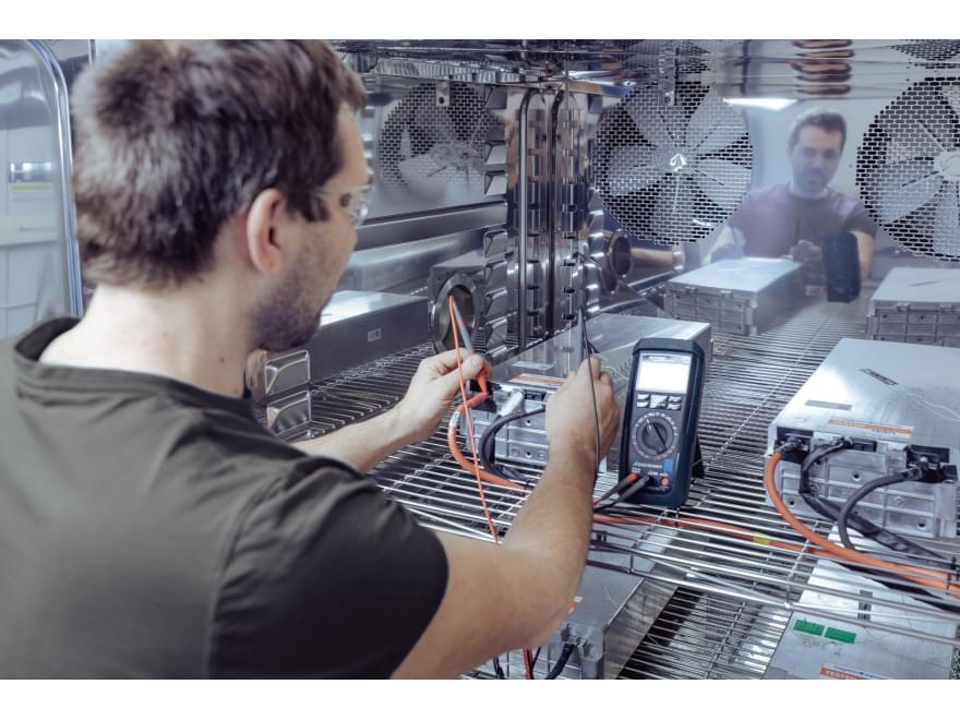 Tiyo specialist performs measurement and test of lithium batteries Tiyo specialist performs measurement and test of lithium batteries