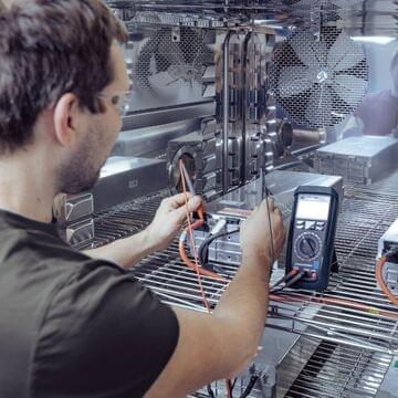 Tiyo specialist performs measurement and test of lithium batteries Tiyo specialist performs measurement and test of lithium batteries