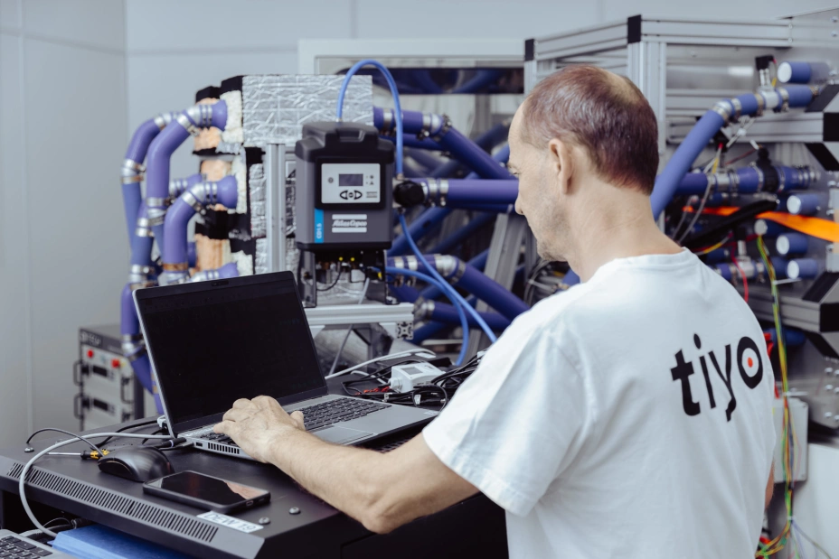 TIYO specialist sets parameters for system tests of mechatronic components