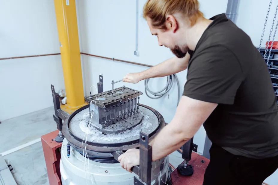 manual work in vibration testing in a changing climate