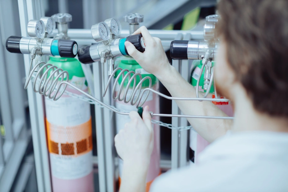 working with gases during corrosion tests in the TIYO laboratory